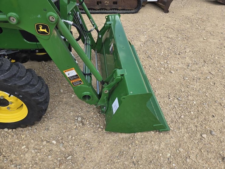 2025-john-deere-3032e-image-4