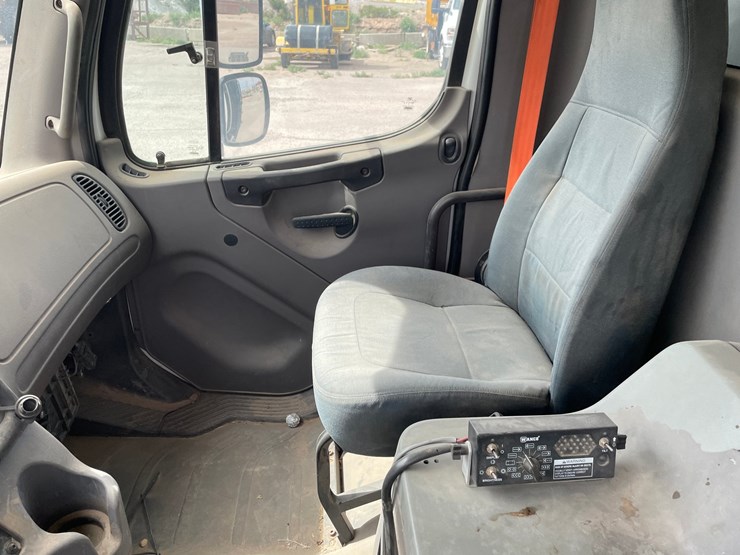 2008-freightliner-m2-106-image-17