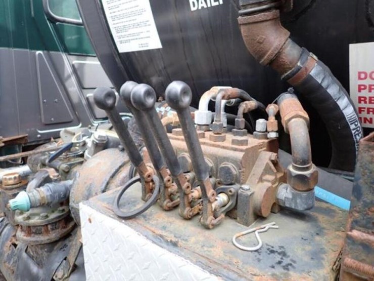 inoperable-2005-mack-cv713-granite-tri/a-vacuum-tr-image-48