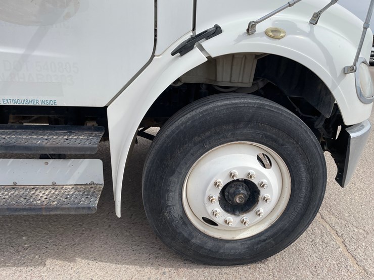 2008-freightliner-m2-106-image-52
