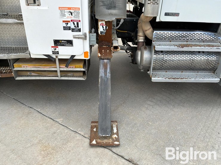 2010-freightliner-m2-106-image-15