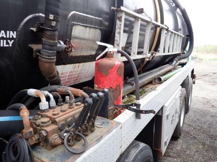 inoperable-2005-mack-cv713-granite-tri/a-vacuum-tr-image-49