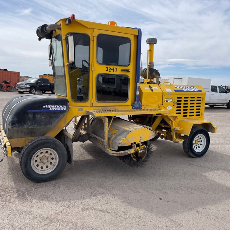 2017 SUPERIOR BROOM DT80K