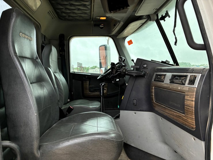 2013-freightliner-coronado-122-sd-image-8
