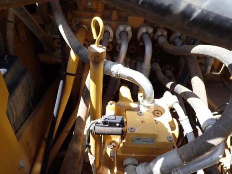 2021-caterpillar-323-image-63