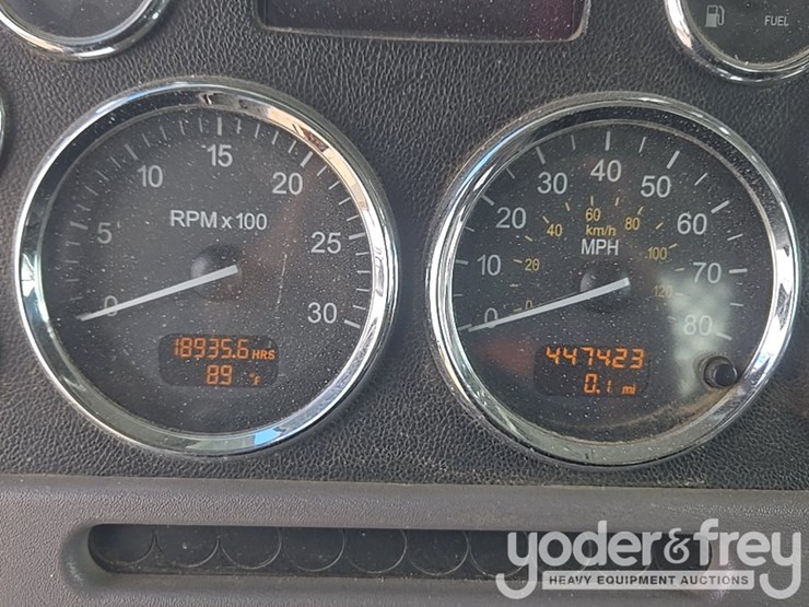 2010-peterbilt-367-image-59