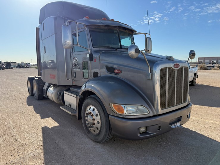 2013-peterbilt-384-image-2