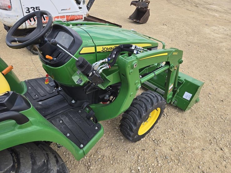 2025-john-deere-3032e-image-9