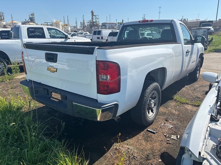 #17-•-2013-chevrolet-1/2-ton-pick-up-truck-image-3