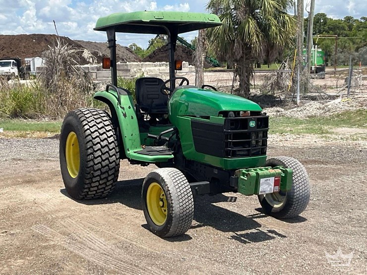 john-deere-utility-tractor-image-2