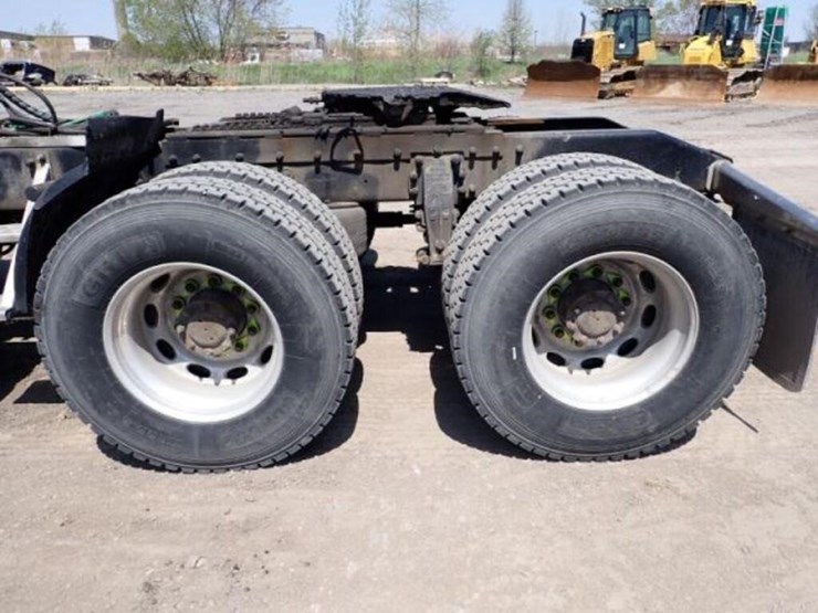 2004-peterbilt-379-image-46
