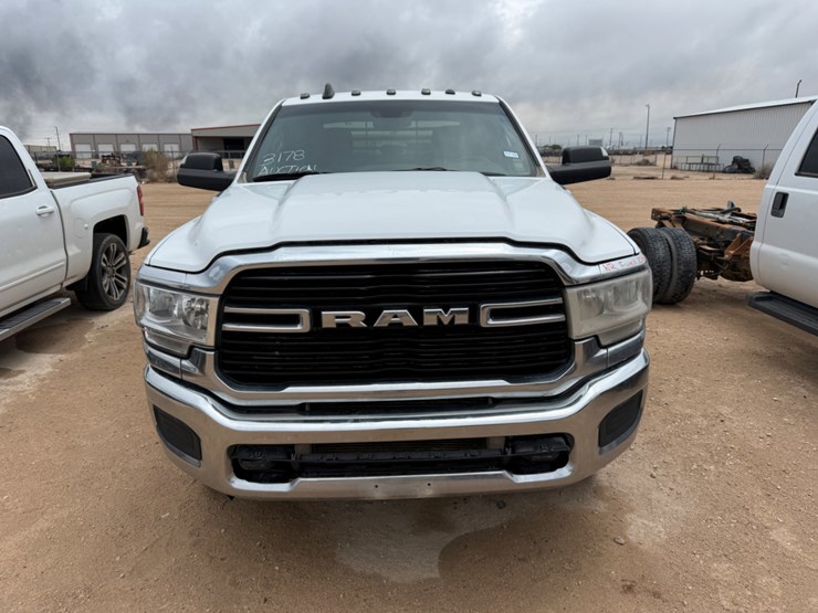 2021-dodge-3500-image-2