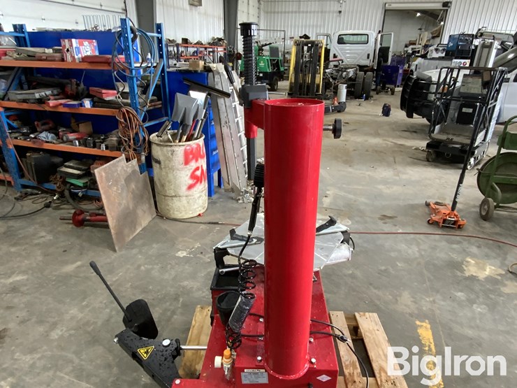 2025-massey-ferguson-730-image-17