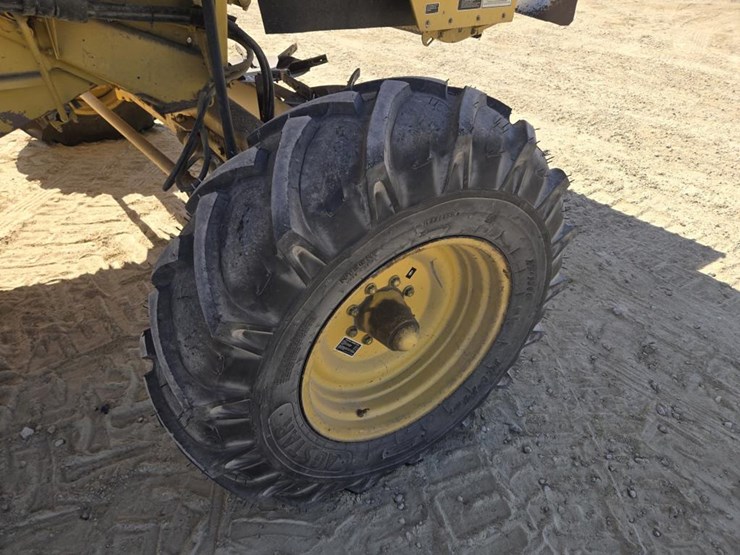 new-holland-tr97-image-6