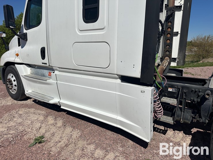 2015-freightliner-cascadia-125-image-9