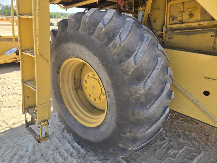 new-holland-tr97-image-5