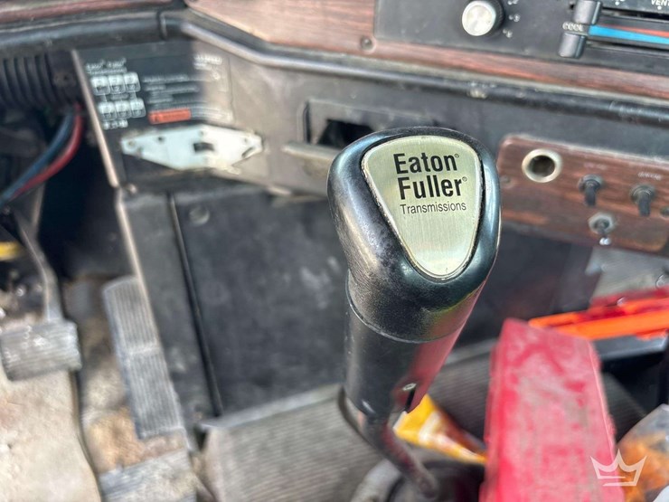 2000-freightliner-fld120-image-21