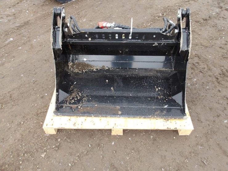 #7806-•-39"-mini-quick-attach-4-in-1-bucket-image-5