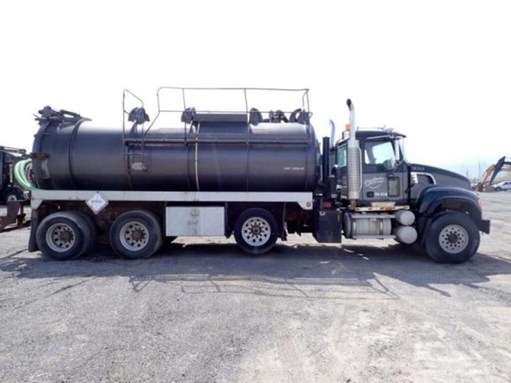 inoperable-2005-mack-cv713-tri/a-vacuum-truck-1m2a-image-4