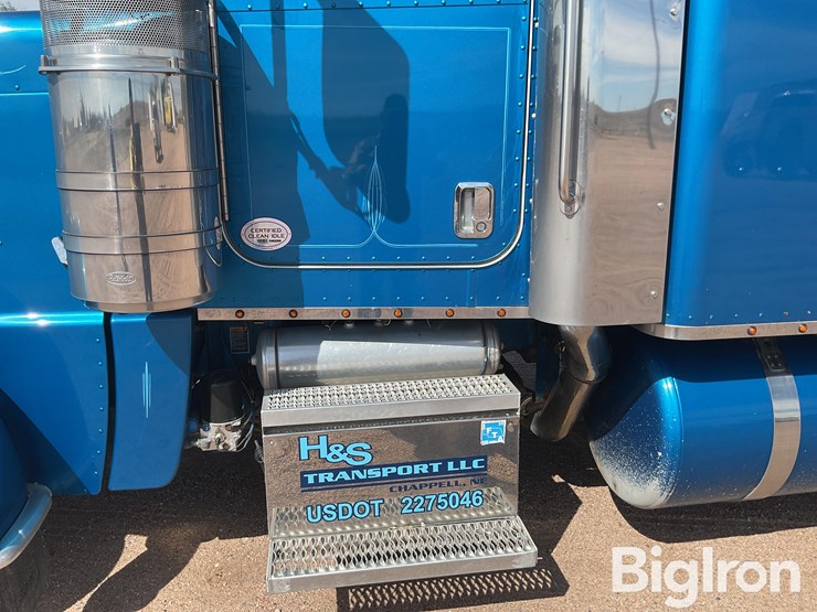 2015-peterbilt-389-image-15