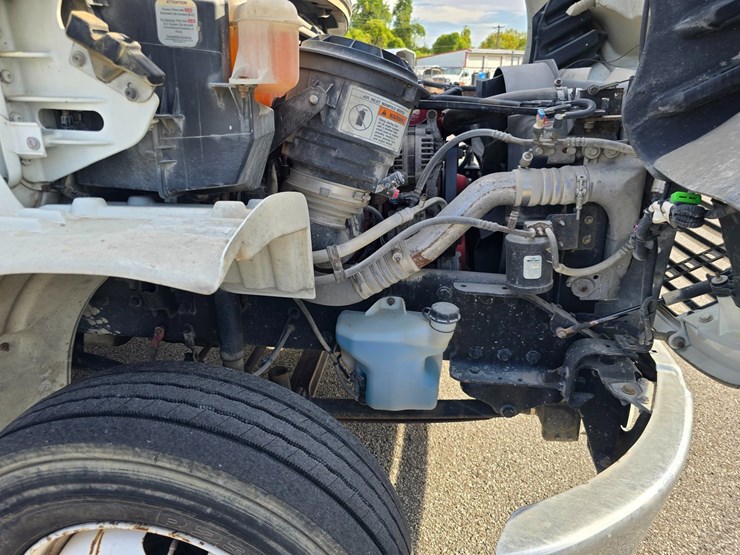 2014-freightliner-m2-106-image-58