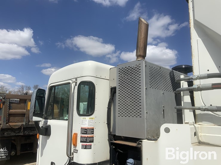 2015-peterbilt-320-image-11