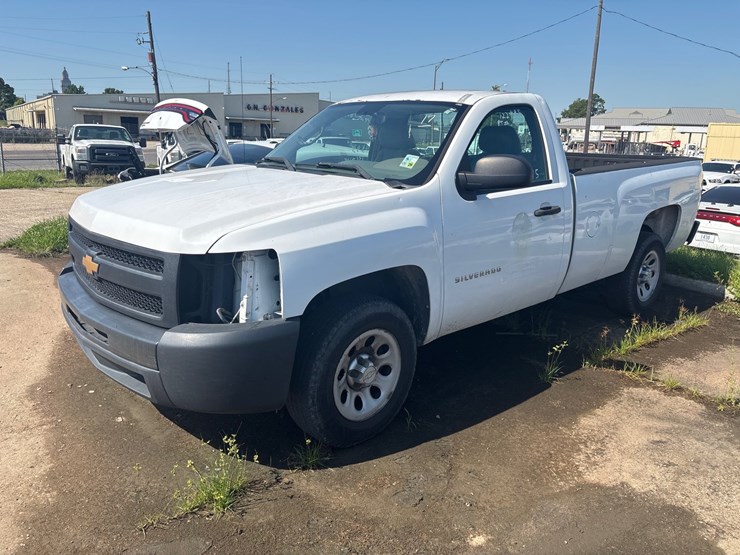 #17-•-2013-chevrolet-1/2-ton-pick-up-truck-image-1