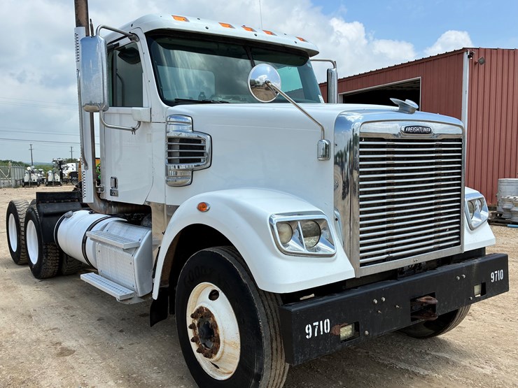 2016-freightliner-coronado-122-sd-image-3