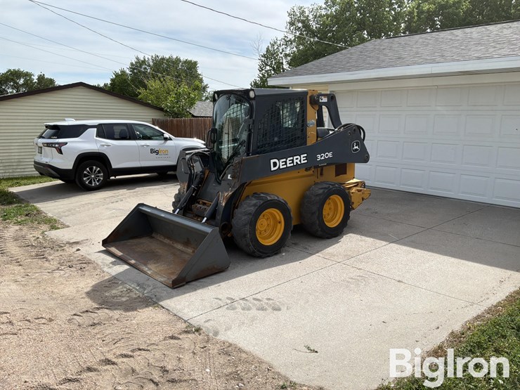 2014-deere-320e-image-1