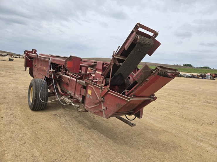 new-holland-320-image-13