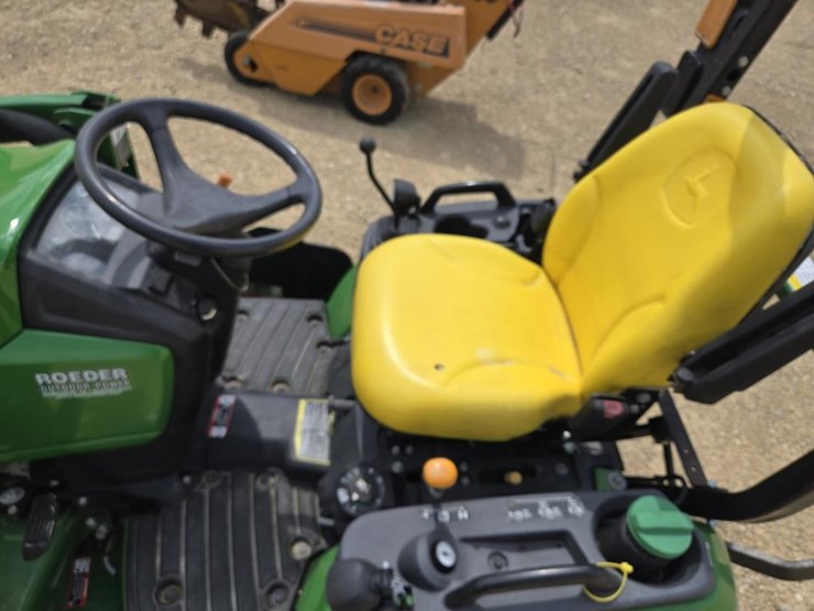 2018-john-deere-1025r-image-11