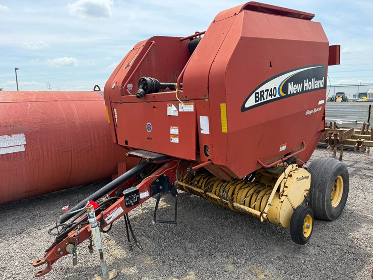 new-holland-br740-image-1
