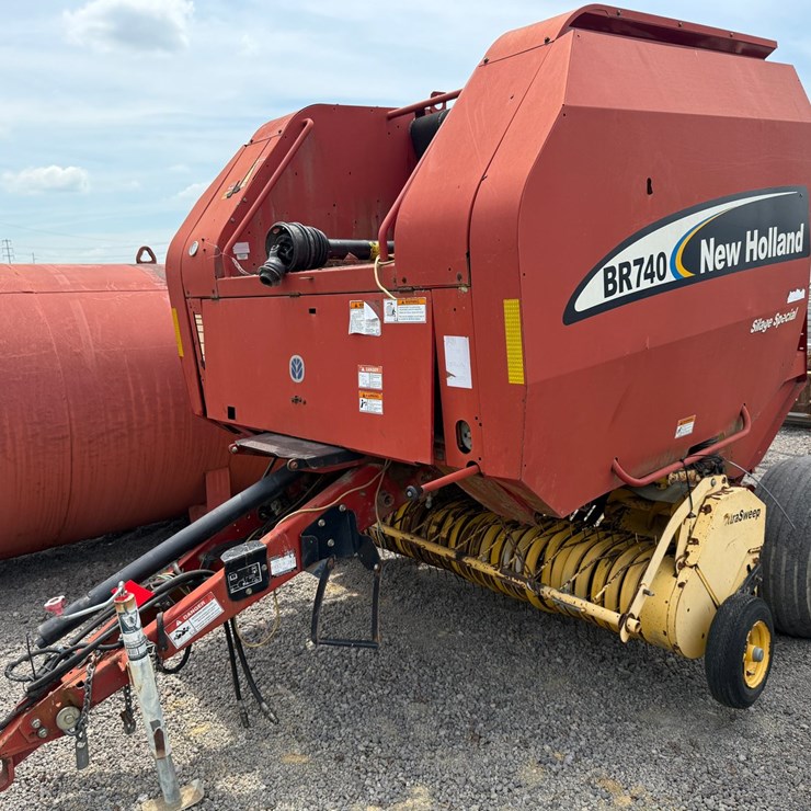 NEW HOLLAND BR740