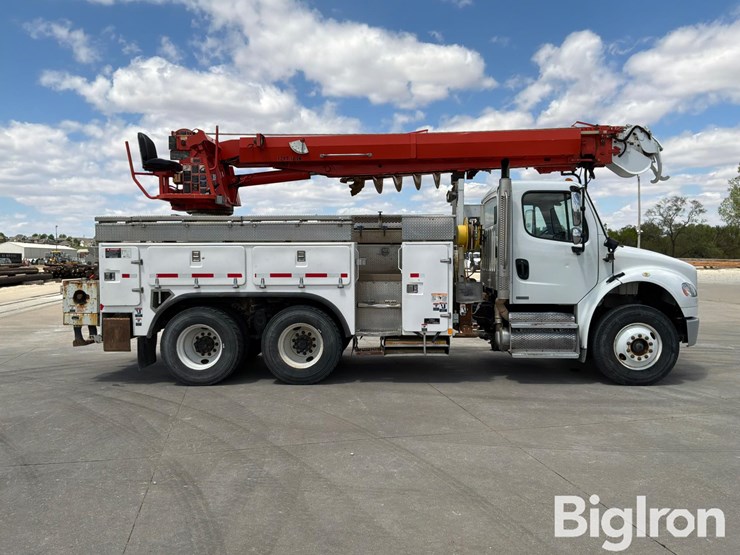 2010-freightliner-m2-106-image-4