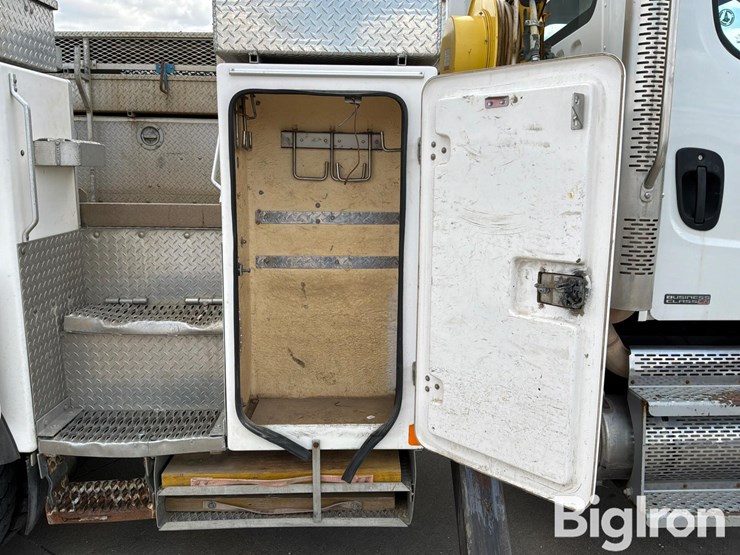 2010-freightliner-m2-106-image-17