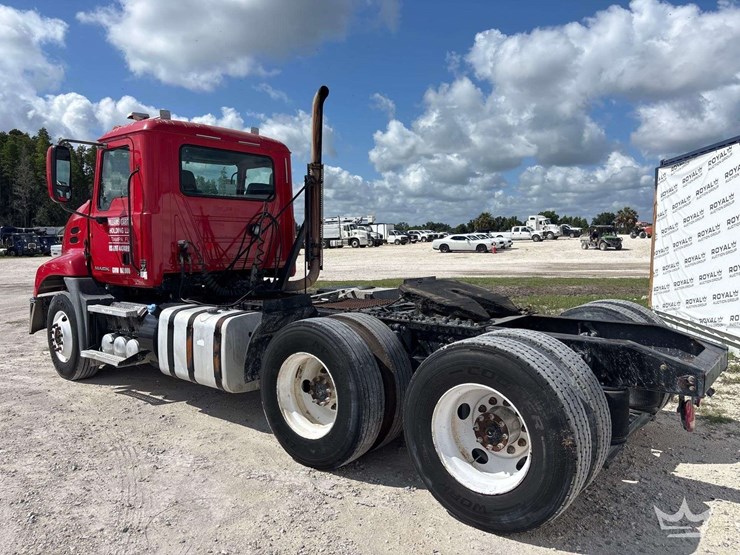 2013-mack-cxu613-t/a-day-cab-truck-tractor-image-4