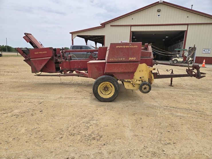 new-holland-320-image-7
