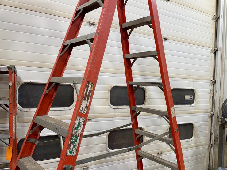 #4586-•-fiberglass-step-ladder-image-3