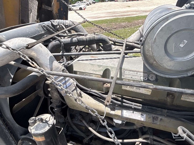 2000-freightliner-fld120-image-9