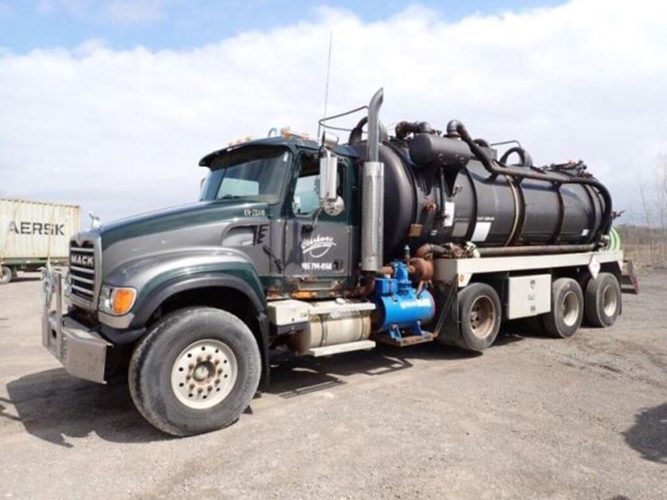 inoperable-2005-mack-cv713-tri/a-vacuum-truck-1m2a-image-1