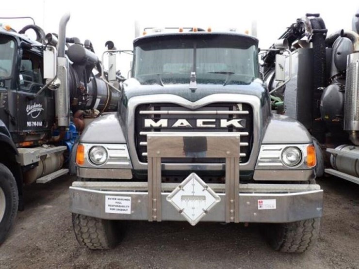 inoperable-2005-mack-cv713-granite-tri/a-vacuum-tr-image-2