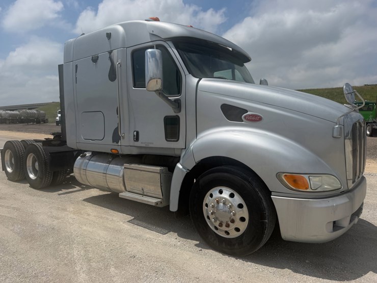 2009-peterbilt-387-image-3