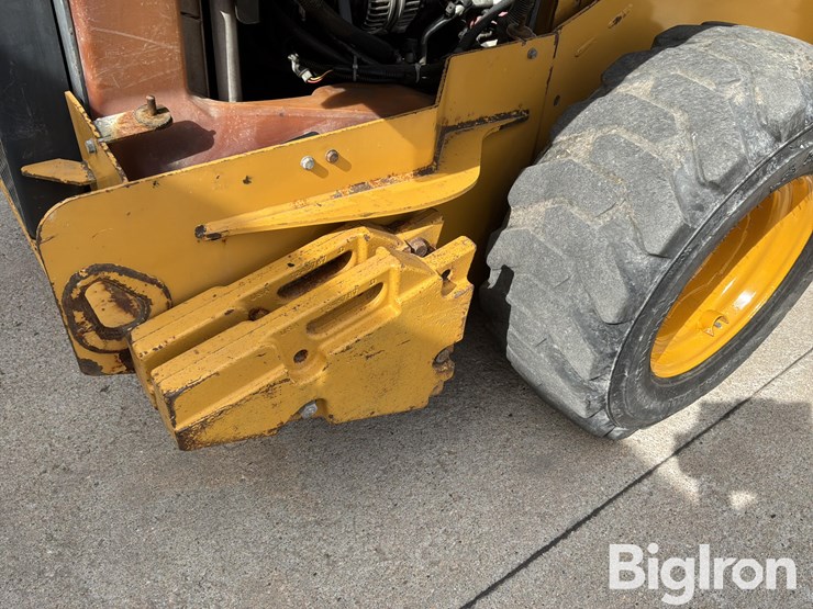 2014-deere-320e-image-19