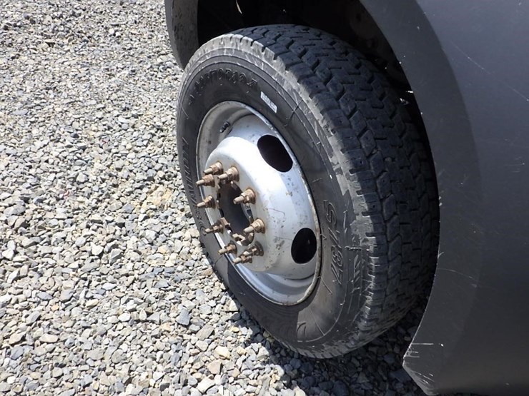 2005-ford-f550-image-28