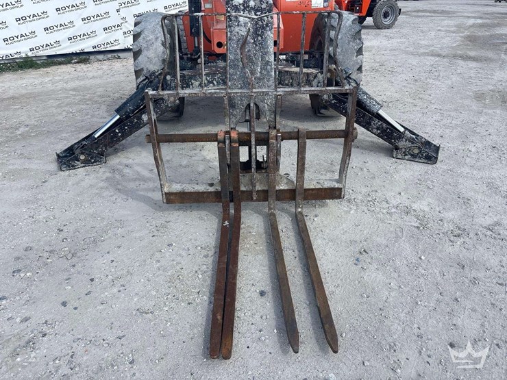 2018-jlg-10054-10,000lb-4x4-rough-terrain-telehandler-image-12