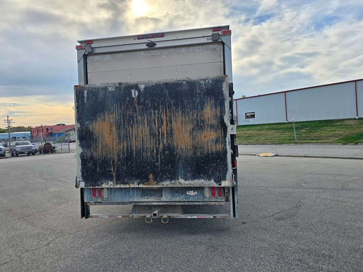 2014-freightliner-m2-106-image-26