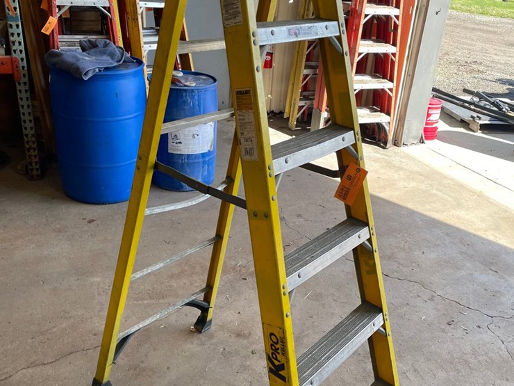#4589-•-keller-fiberglass-step-ladder-image-4