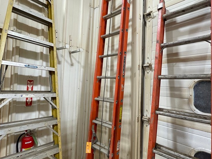 #4584-•-louisville-fiberglass-extension-ladder-image-1