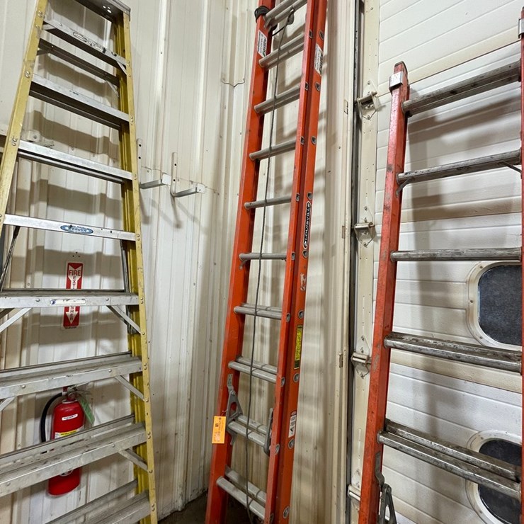 #4584 • Louisville Fiberglass Extension Ladder