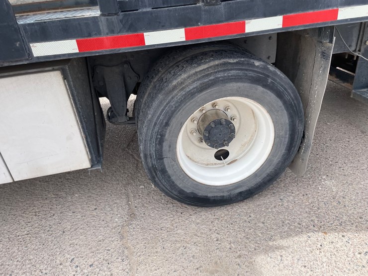 2008-freightliner-m2-106-image-38